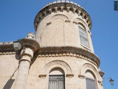�Si tratta di un raro caso di villa costruita con le sembianze di una fortezza � sottolinea l�architetto Simone De Bartolo �. Il coronamento della torre poi...